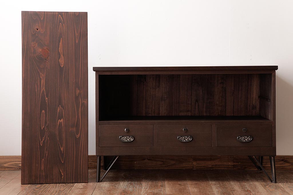 和製アンティーク　リメイク家具　優美な装飾金具が品のある鉄脚付き箪笥ローボード(リビングボード、収納棚)