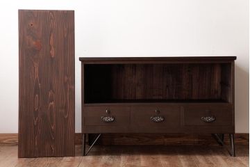 和製アンティーク　リメイク家具　優美な装飾金具が品のある鉄脚付き箪笥ローボード(リビングボード、収納棚)