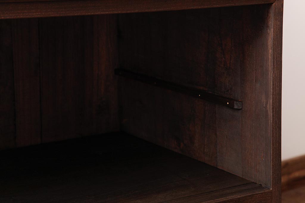 和製アンティーク　リメイク家具　優美な装飾金具が品のある鉄脚付き箪笥ローボード(リビングボード、収納棚)