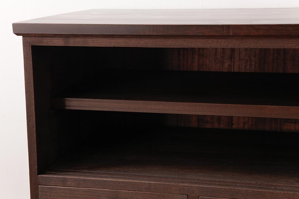 和製アンティーク　リメイク家具　優美な装飾金具が品のある鉄脚付き箪笥ローボード(リビングボード、収納棚)