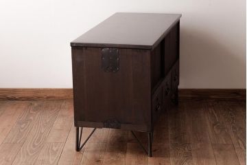和製アンティーク　リメイク家具　優美な装飾金具が品のある鉄脚付き箪笥ローボード(リビングボード、収納棚)