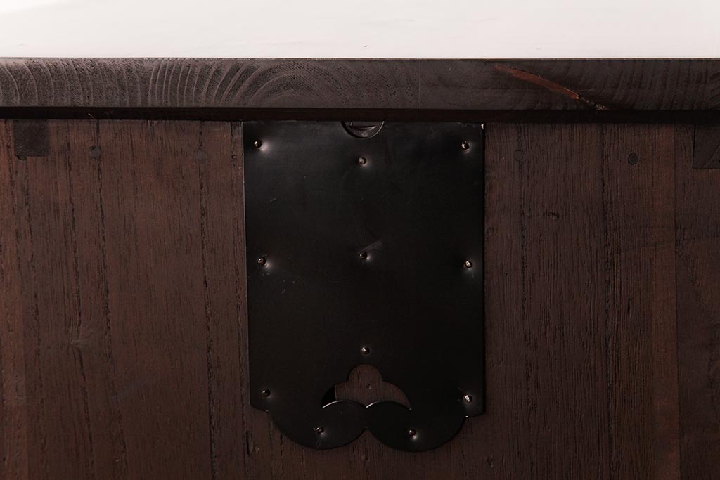 和製アンティーク　リメイク家具　優美な装飾金具が品のある鉄脚付き箪笥ローボード(リビングボード、収納棚)