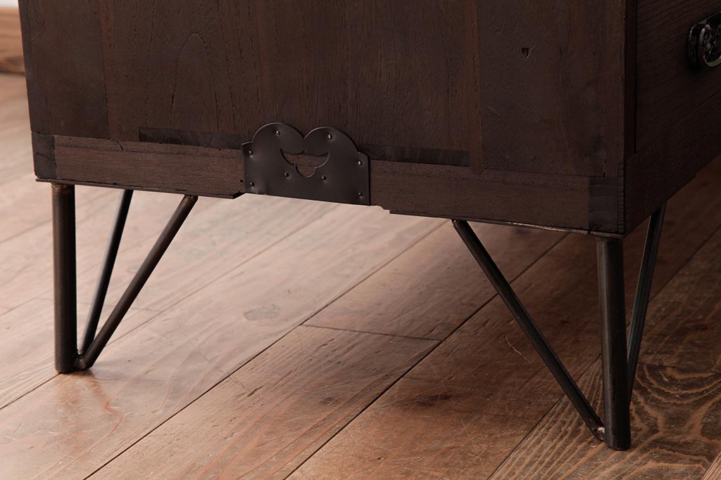 和製アンティーク　リメイク家具　優美な装飾金具が品のある鉄脚付き箪笥ローボード(リビングボード、収納棚)