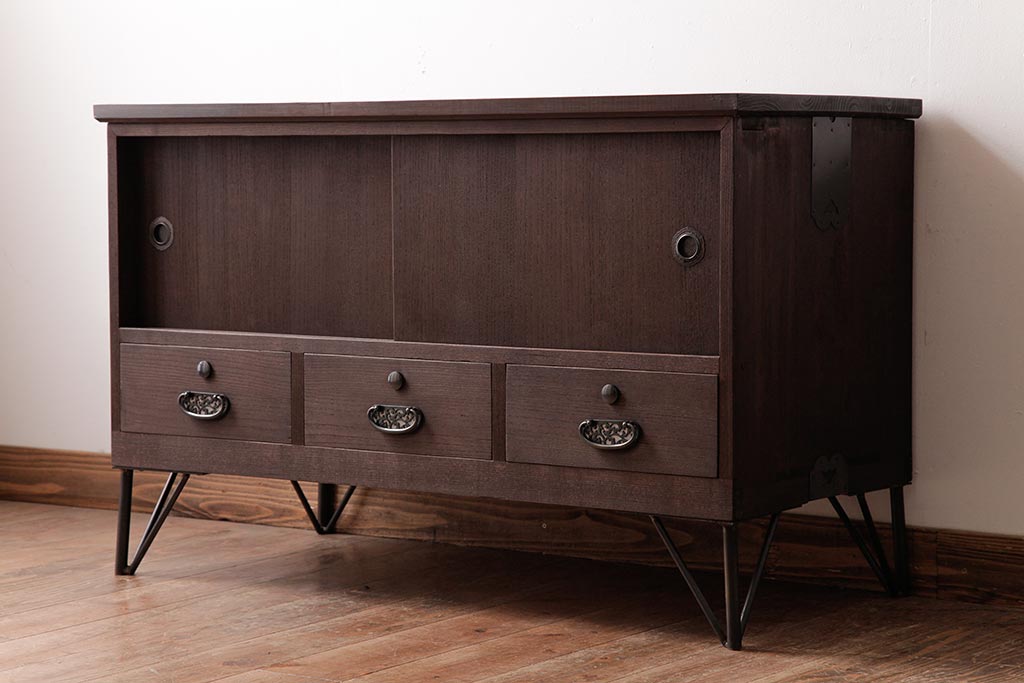 和製アンティーク　リメイク家具　優美な装飾金具が品のある鉄脚付き箪笥ローボード(リビングボード、収納棚)