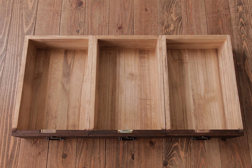 和製アンティーク　リメイク家具　優美な装飾金具が品のある鉄脚付き箪笥ローボード(リビングボード、収納棚)