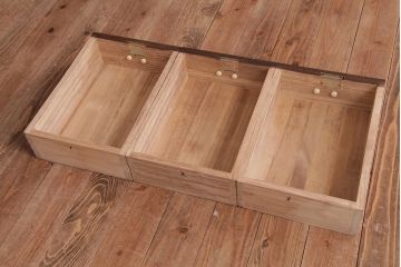 和製アンティーク　リメイク家具　優美な装飾金具が品のある鉄脚付き箪笥ローボード(リビングボード、収納棚)