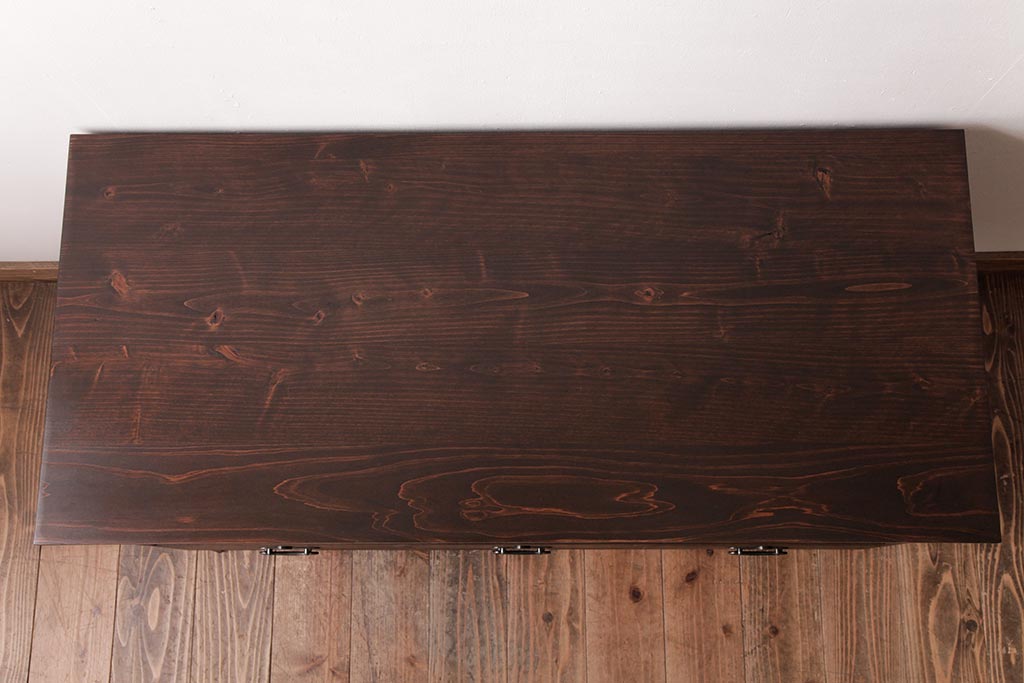 和製アンティーク　リメイク家具　優美な装飾金具が品のある鉄脚付き箪笥ローボード(リビングボード、収納棚)