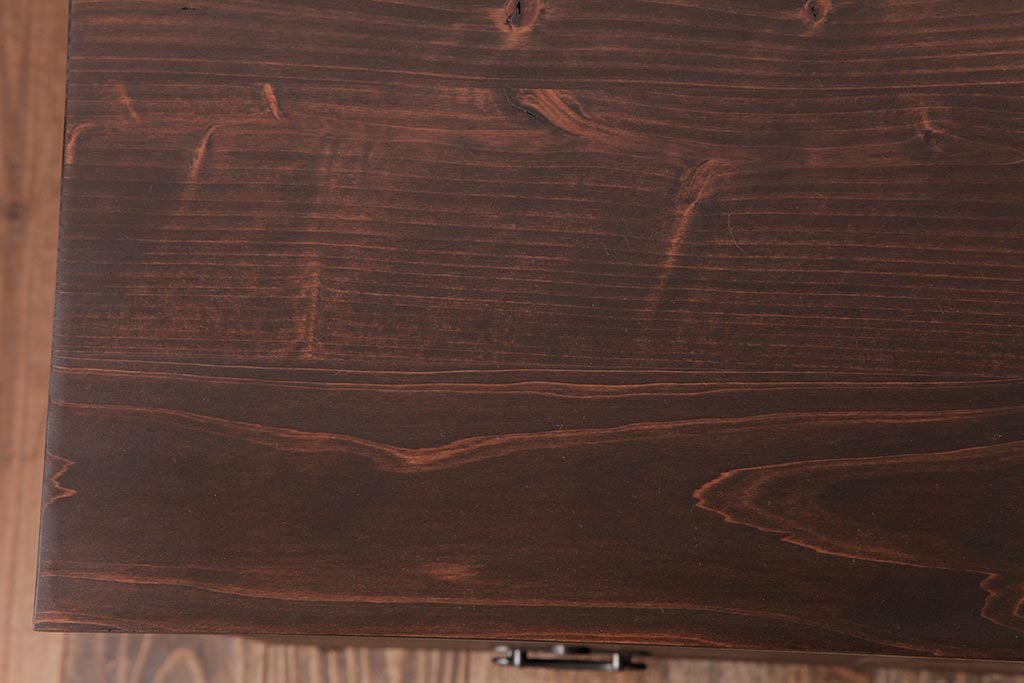 和製アンティーク　リメイク家具　優美な装飾金具が品のある鉄脚付き箪笥ローボード(リビングボード、収納棚)