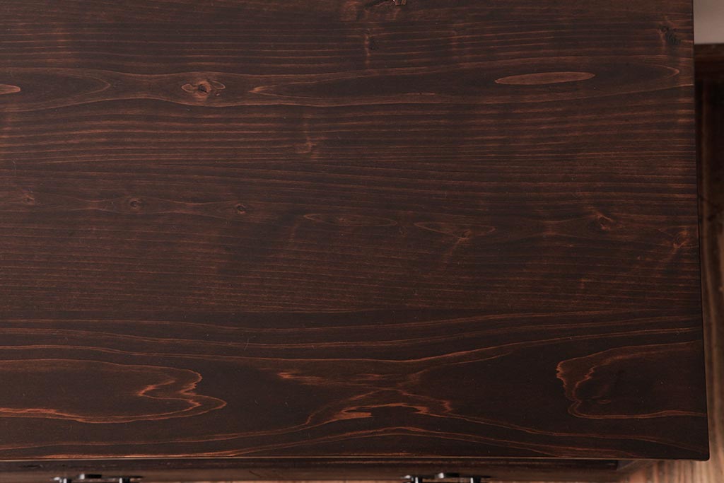 和製アンティーク　リメイク家具　優美な装飾金具が品のある鉄脚付き箪笥ローボード(リビングボード、収納棚)