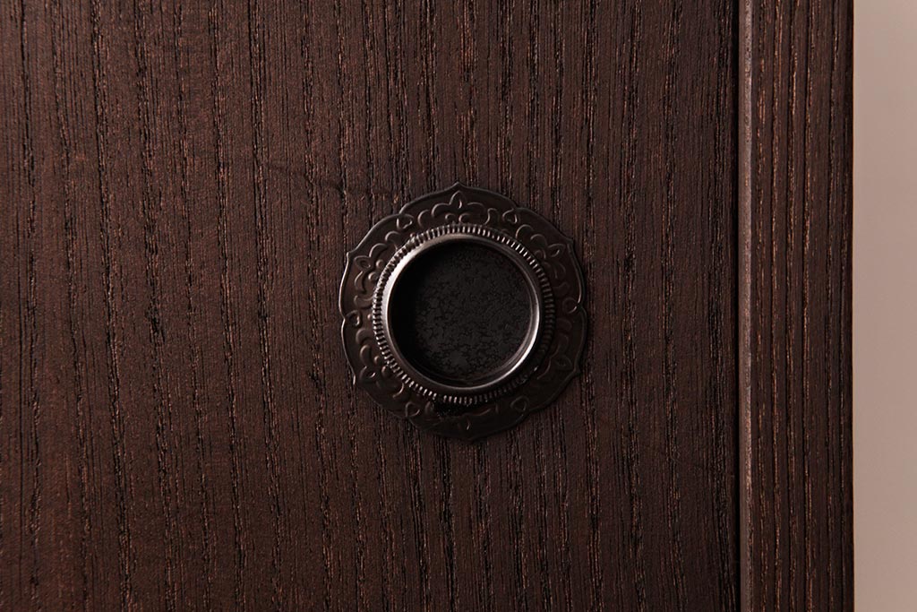 和製アンティーク　リメイク家具　優美な装飾金具が品のある鉄脚付き箪笥ローボード(リビングボード、収納棚)