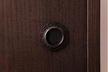 和製アンティーク　リメイク家具　優美な装飾金具が品のある鉄脚付き箪笥ローボード(リビングボード、収納棚)