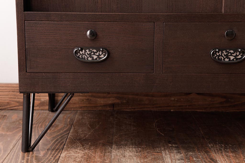和製アンティーク　リメイク家具　優美な装飾金具が品のある鉄脚付き箪笥ローボード(リビングボード、収納棚)