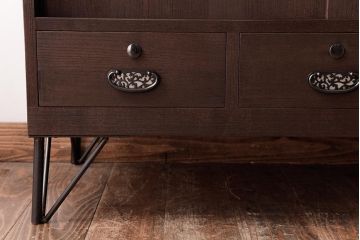 和製アンティーク　リメイク家具　優美な装飾金具が品のある鉄脚付き箪笥ローボード(リビングボード、収納棚)