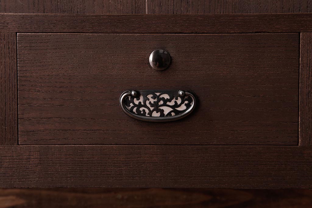 和製アンティーク　リメイク家具　優美な装飾金具が品のある鉄脚付き箪笥ローボード(リビングボード、収納棚)