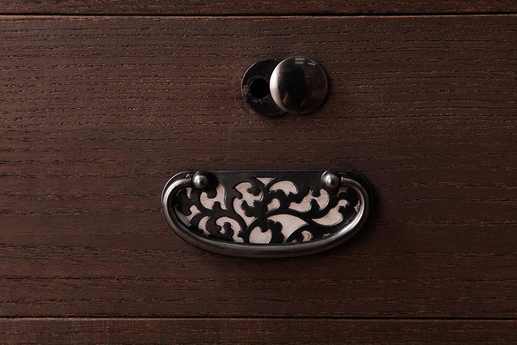 和製アンティーク　リメイク家具　優美な装飾金具が品のある鉄脚付き箪笥ローボード(リビングボード、収納棚)