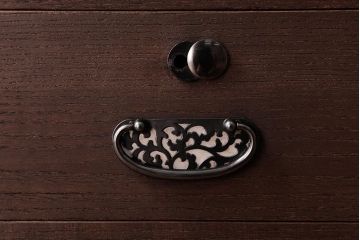 和製アンティーク　リメイク家具　優美な装飾金具が品のある鉄脚付き箪笥ローボード(リビングボード、収納棚)