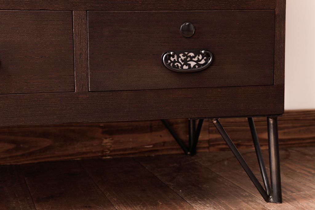 和製アンティーク　リメイク家具　優美な装飾金具が品のある鉄脚付き箪笥ローボード(リビングボード、収納棚)
