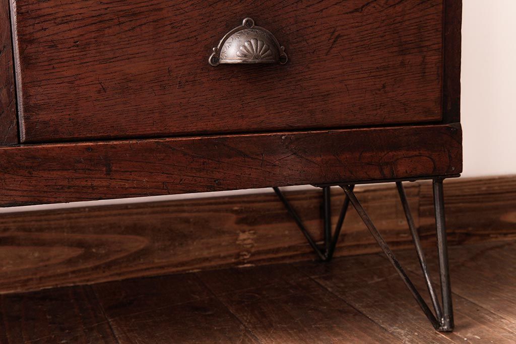 レトロ家具　和製アンティーク　栓材　レトロシックな鉄脚付きサイドチェスト(サイドキャビネット、引出し)