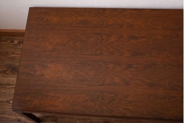 ヴィンテージ家具　北欧ビンテージ　デンマーク製　ローズウッド材　タイルのアクセントが目を引くセンターテーブル(ローテーブル)