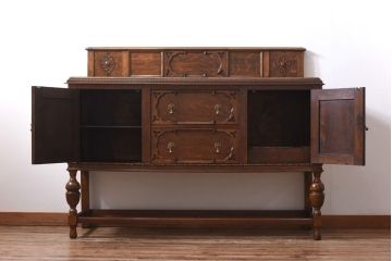 アンティーク家具　イギリスアンティーク　オーク材　上手物　凝った装飾がエレガントな雰囲気醸し出すサイドボード(キャビネット、収納棚)