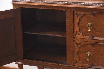 アンティーク家具　イギリスアンティーク　オーク材　上手物　凝った装飾がエレガントな雰囲気醸し出すサイドボード(キャビネット、収納棚)
