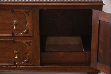 アンティーク家具　イギリスアンティーク　オーク材　上手物　凝った装飾がエレガントな雰囲気醸し出すサイドボード(キャビネット、収納棚)