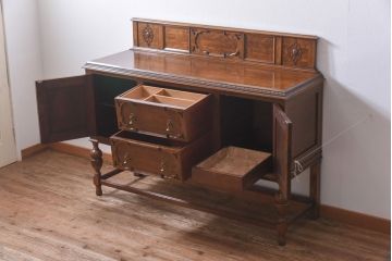 アンティーク家具　イギリスアンティーク　オーク材　上手物　凝った装飾がエレガントな雰囲気醸し出すサイドボード(キャビネット、収納棚)