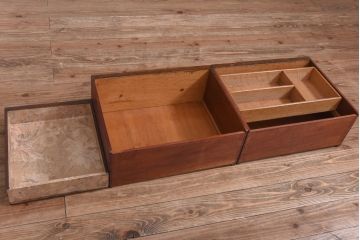 アンティーク家具　イギリスアンティーク　オーク材　上手物　凝った装飾がエレガントな雰囲気醸し出すサイドボード(キャビネット、収納棚)