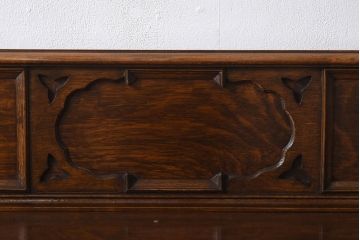 アンティーク家具　イギリスアンティーク　オーク材　上手物　凝った装飾がエレガントな雰囲気醸し出すサイドボード(キャビネット、収納棚)