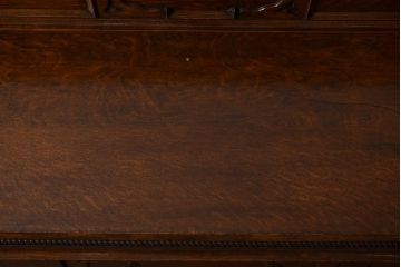 アンティーク家具　イギリスアンティーク　オーク材　上手物　凝った装飾がエレガントな雰囲気醸し出すサイドボード(キャビネット、収納棚)