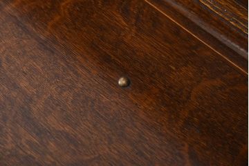 アンティーク家具　イギリスアンティーク　オーク材　上手物　凝った装飾がエレガントな雰囲気醸し出すサイドボード(キャビネット、収納棚)