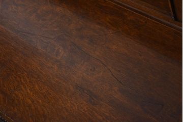 アンティーク家具　イギリスアンティーク　オーク材　上手物　凝った装飾がエレガントな雰囲気醸し出すサイドボード(キャビネット、収納棚)