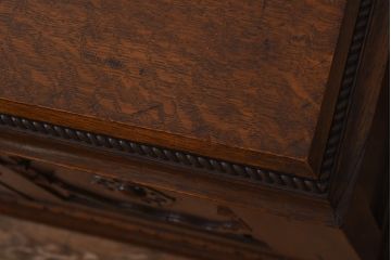 アンティーク家具　イギリスアンティーク　オーク材　上手物　凝った装飾がエレガントな雰囲気醸し出すサイドボード(キャビネット、収納棚)