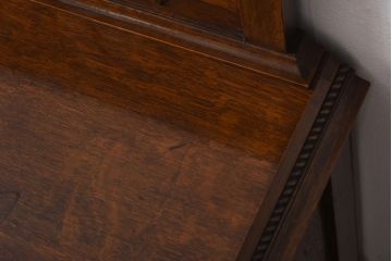 アンティーク家具　イギリスアンティーク　オーク材　上手物　凝った装飾がエレガントな雰囲気醸し出すサイドボード(キャビネット、収納棚)