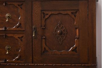 アンティーク家具　イギリスアンティーク　オーク材　上手物　凝った装飾がエレガントな雰囲気醸し出すサイドボード(キャビネット、収納棚)