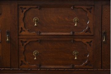アンティーク家具　イギリスアンティーク　オーク材　上手物　凝った装飾がエレガントな雰囲気醸し出すサイドボード(キャビネット、収納棚)
