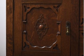 アンティーク家具　イギリスアンティーク　オーク材　上手物　凝った装飾がエレガントな雰囲気醸し出すサイドボード(キャビネット、収納棚)