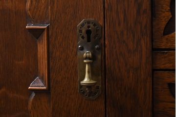 アンティーク家具　イギリスアンティーク　オーク材　上手物　凝った装飾がエレガントな雰囲気醸し出すサイドボード(キャビネット、収納棚)