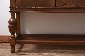 アンティーク家具　イギリスアンティーク　オーク材　上手物　凝った装飾がエレガントな雰囲気醸し出すサイドボード(キャビネット、収納棚)