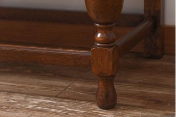 アンティーク家具　イギリスアンティーク　オーク材　上手物　凝った装飾がエレガントな雰囲気醸し出すサイドボード(キャビネット、収納棚)