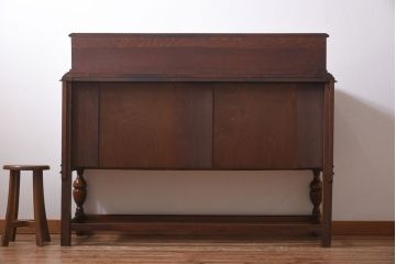 アンティーク家具　イギリスアンティーク　オーク材　上手物　凝った装飾がエレガントな雰囲気醸し出すサイドボード(キャビネット、収納棚)