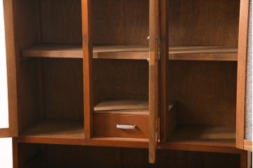 レトロ家具　昭和レトロ　ダイヤガラス入り　懐かしい情緒あふれる食器棚(カップボード、収納棚)