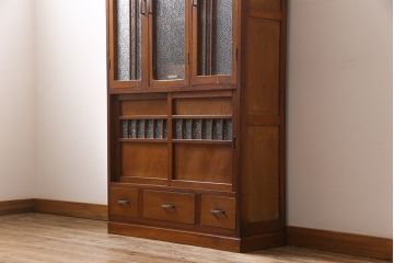 レトロ家具　昭和レトロ　ダイヤガラス入り　懐かしい情緒あふれる食器棚(カップボード、収納棚)