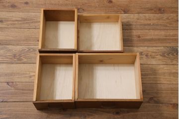 レトロ家具　昭和レトロ　ダイヤガラス入り　懐かしい情緒あふれる食器棚(カップボード、収納棚)