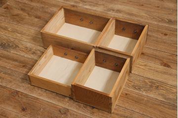 レトロ家具　昭和レトロ　ダイヤガラス入り　懐かしい情緒あふれる食器棚(カップボード、収納棚)