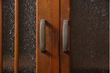 レトロ家具　昭和レトロ　ダイヤガラス入り　懐かしい情緒あふれる食器棚(カップボード、収納棚)