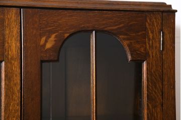 アンティーク家具　イギリスアンティーク　オーク材　控えめな意匠が品を感じさせるブックケース(本箱、収納棚)