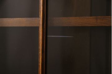アンティーク家具　イギリスアンティーク　オーク材　控えめな意匠が品を感じさせるブックケース(本箱、収納棚)