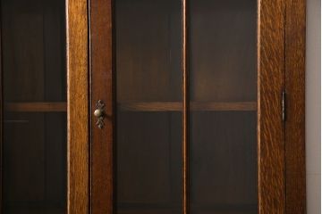 アンティーク家具　イギリスアンティーク　オーク材　控えめな意匠が品を感じさせるブックケース(本箱、収納棚)