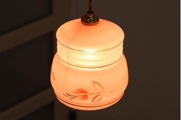 イギリスビンテージ　淡いピンクとお花のデザインが可愛らしいペンダントライト(吊り下げ照明、シェード)